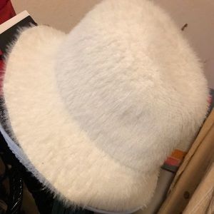 NWT Fuzzy Winter White Bucket Hat by Steve Madden. Nordstrom. One size.